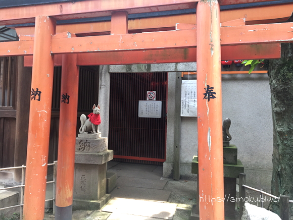花園稲荷神社の穴稲荷への参道